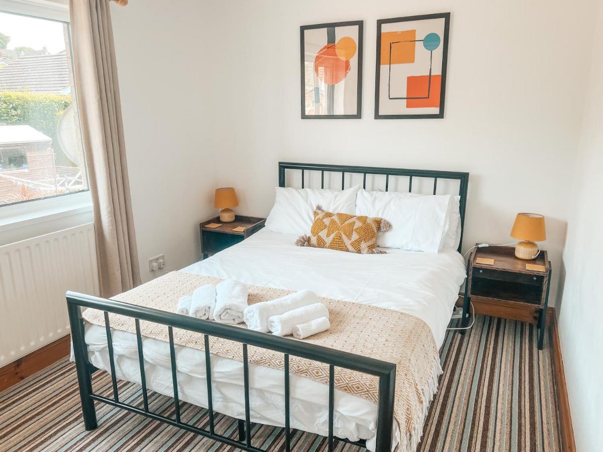 Staybynumbers - Spacious Three Bed House Royal ฮิลล์สโบโร ภายนอก รูปภาพ