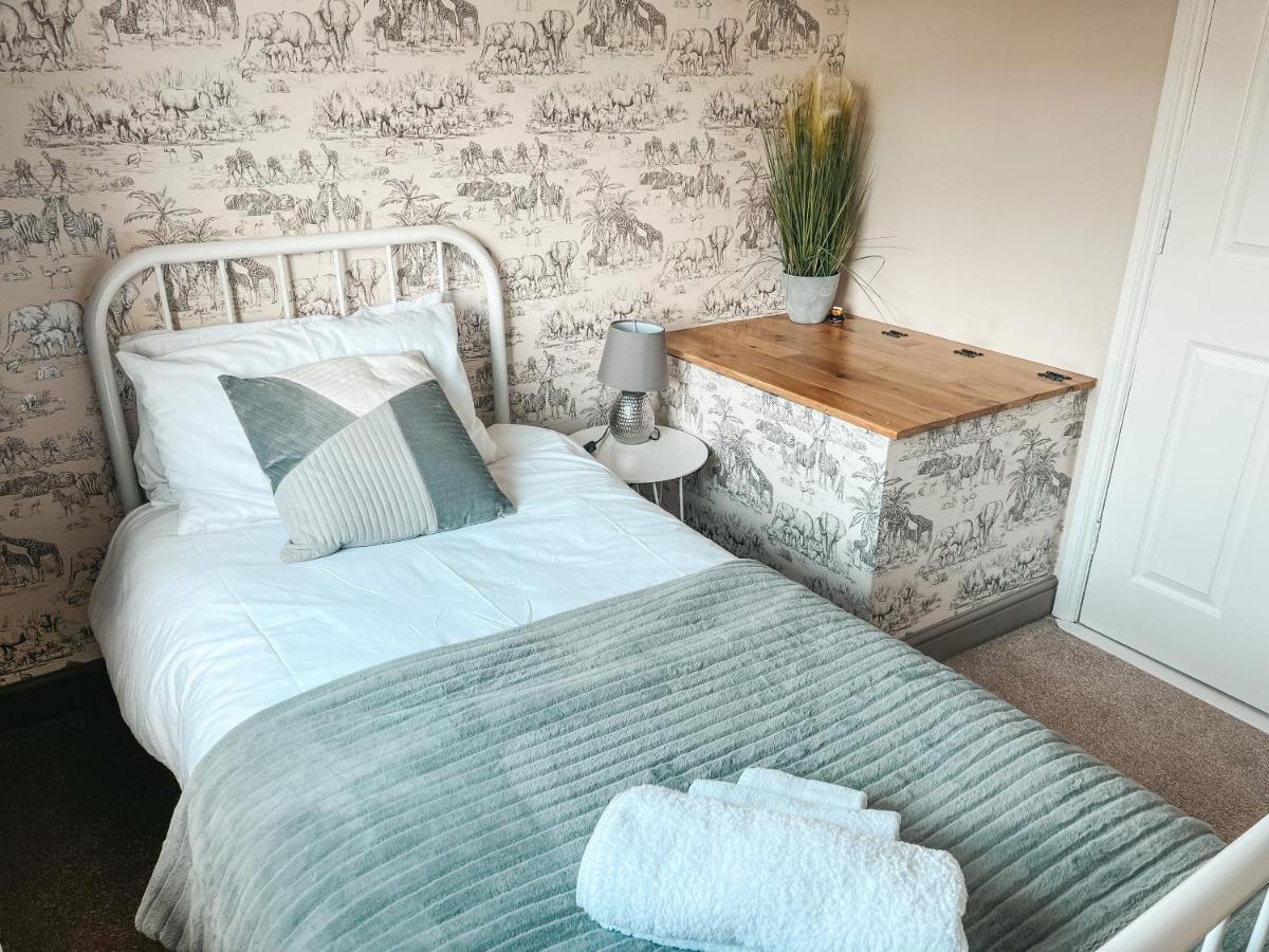 Staybynumbers - Spacious Three Bed House Royal ฮิลล์สโบโร ภายนอก รูปภาพ
