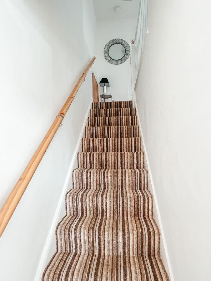 Staybynumbers - Spacious Three Bed House Royal ฮิลล์สโบโร ภายนอก รูปภาพ